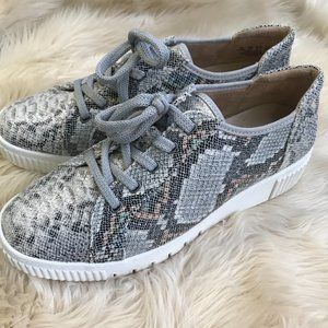 SOUL NATURALIZER  Women's Snake print fashion sneaker size 9.5 wide